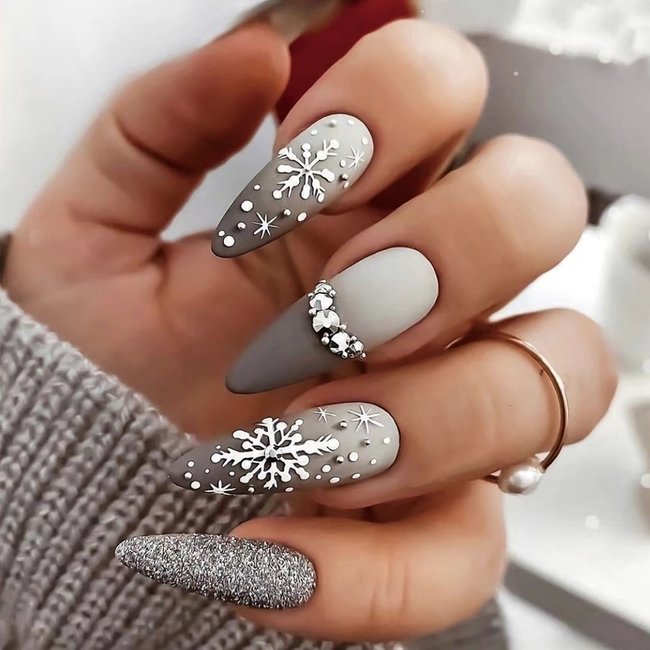 Grau verblassende Fake Nails mit Schneeflocken