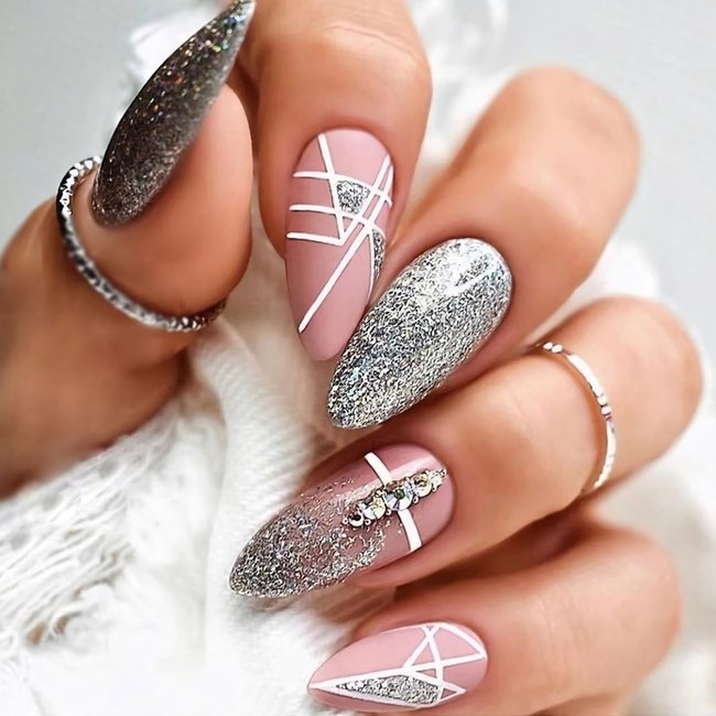 Silber/Nude Glitter Fake Nails mit Linien