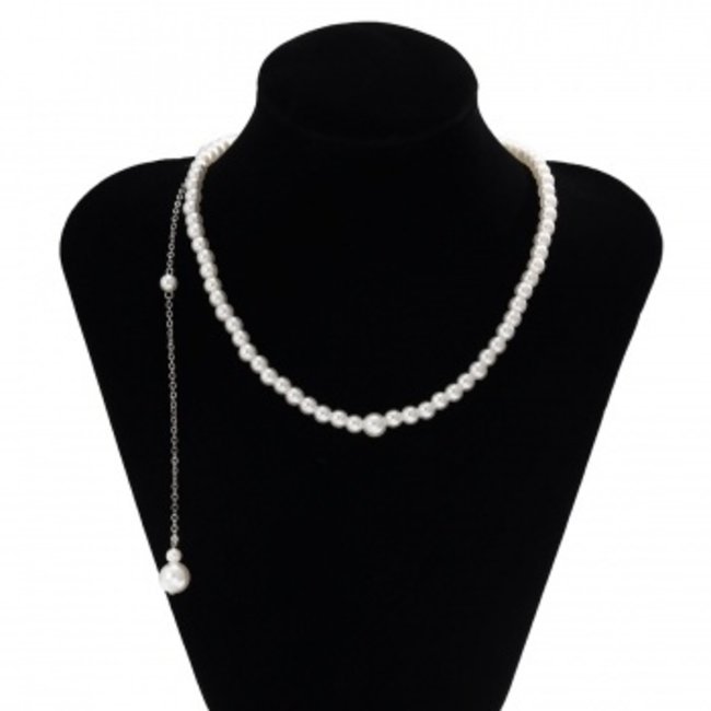 Silberne Halskette mit Perlen und Anhänger
