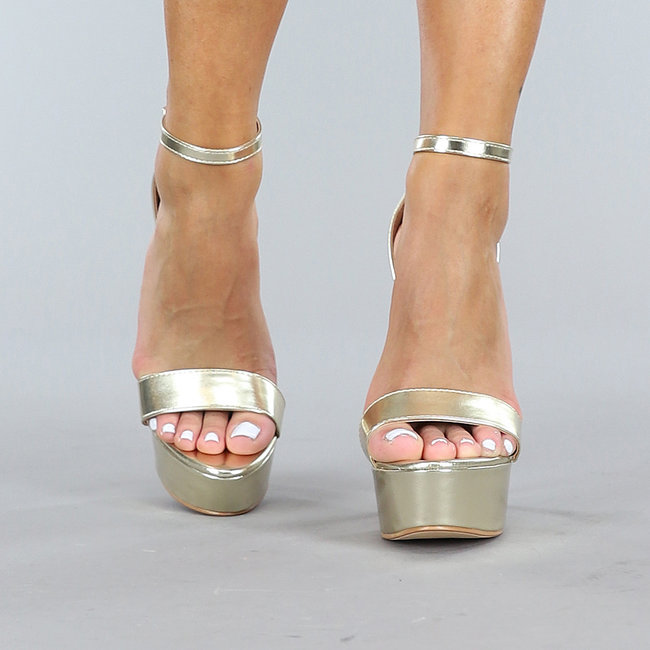 Goldene Sandalen mit Plateau und hohem Stilettoabsatz