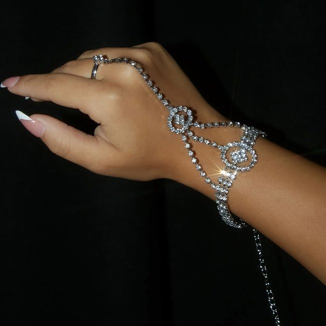 Silberner Handschmuck mit Strasssteinen und Ausschnitten