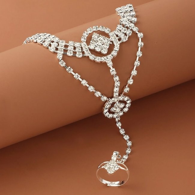 Silberner Handschmuck mit Strasssteinen und Ausschnitten