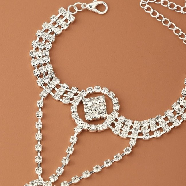 Silberner Handschmuck mit Strasssteinen und Ausschnitten