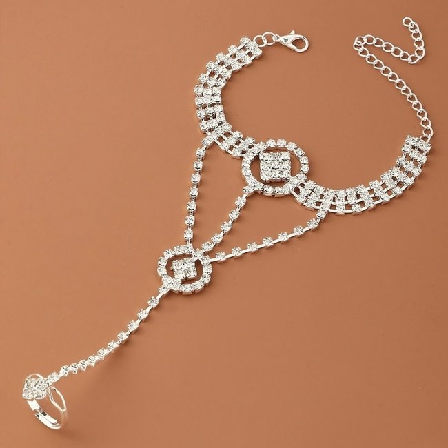 Silberner Handschmuck mit Strasssteinen und Ausschnitten