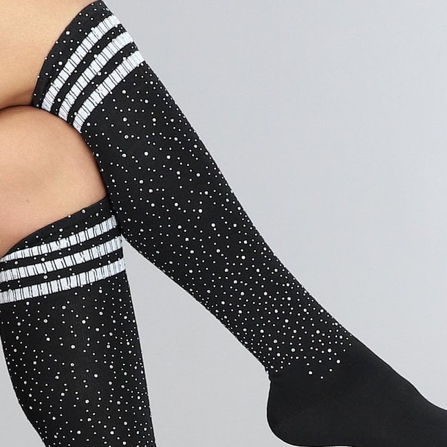Schwarze Strass-Socken mit weißen Streifen