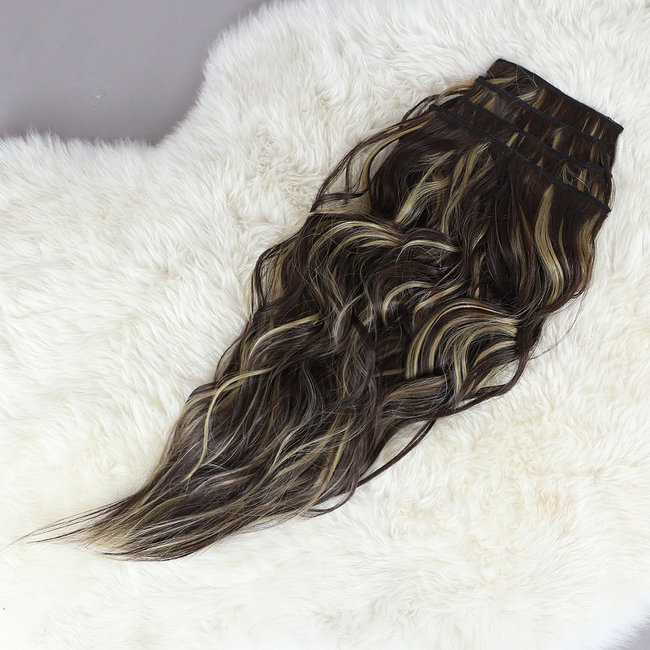 Dunkelblonde Clip-In Extensions mit Strich