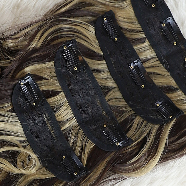 Dunkelblonde Clip-In Extensions mit Strich