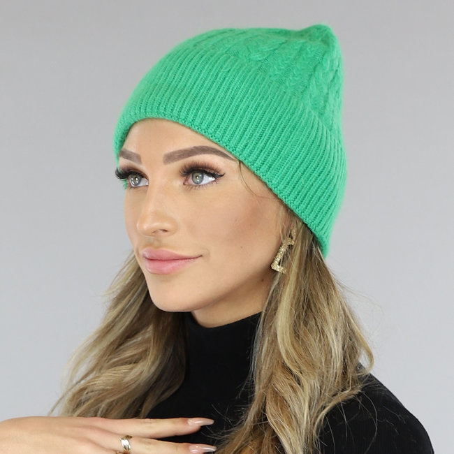 Grüne Beanie mit Zopfmuster