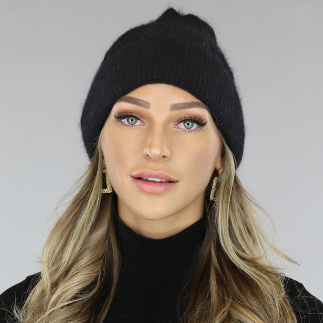 Schwarze Beanie mit Zopfmuster