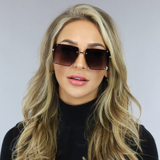 Große schwarze Statement-Sonnenbrille