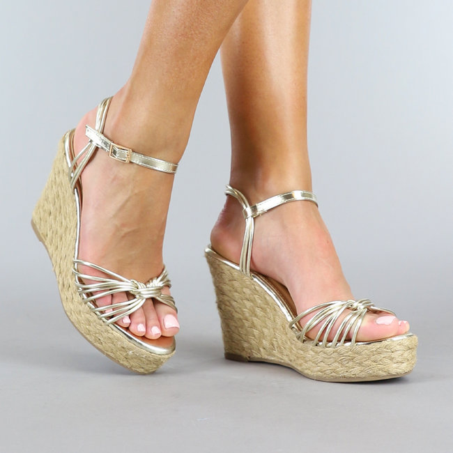 Goldfarbene High Wedge Heels mit Riemchendetails