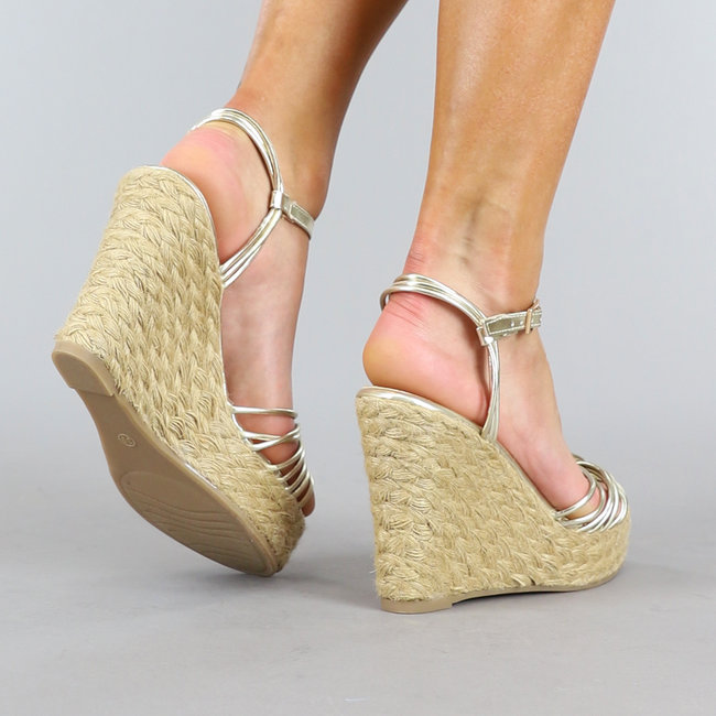 Goldfarbene High Wedge Heels mit Riemchendetails