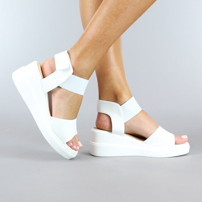 Weiße Basic-Sandalen mit Keilabsatz