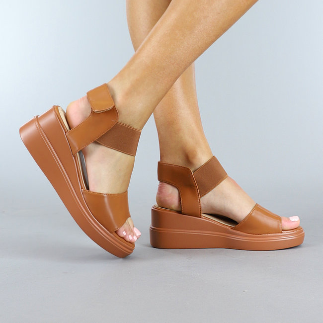 Braune Basic-Sandalen mit Keilabsatz