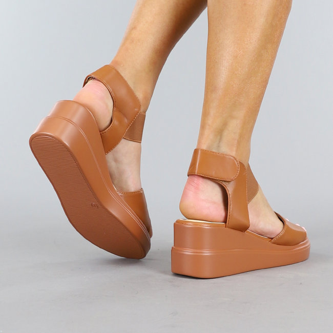 Braune Basic-Sandalen mit Keilabsatz