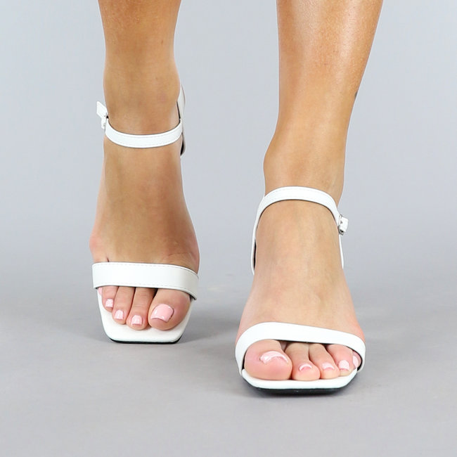 Weiße Basic-Sandalen mit niedrigem Blockabsatz