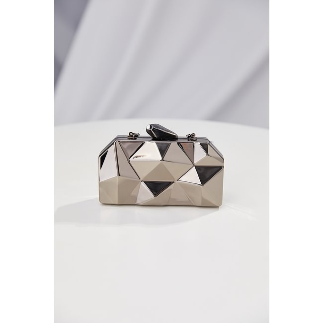 Kleine Metallic-Clutch mit geometrischem Effekt