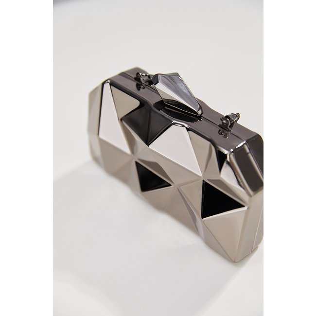 Kleine Metallic-Clutch mit geometrischem Effekt