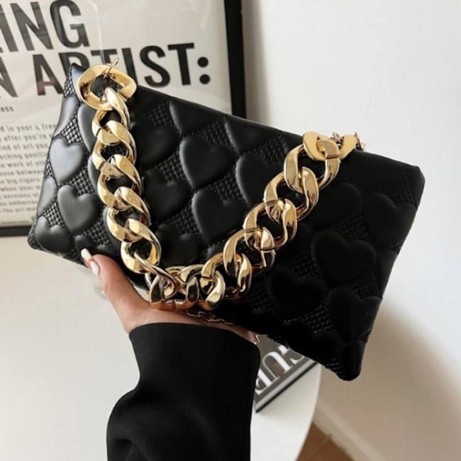 Clutch mit Herzen und einer goldenen Kette