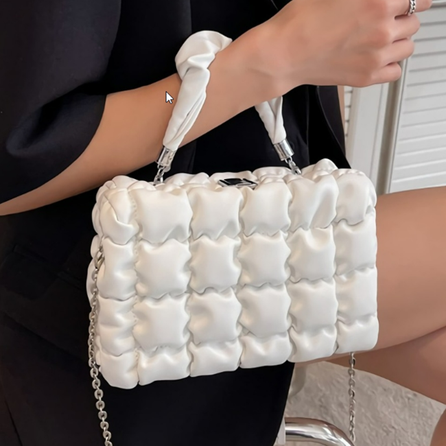 Blockierte Clutch mit plissierten Details