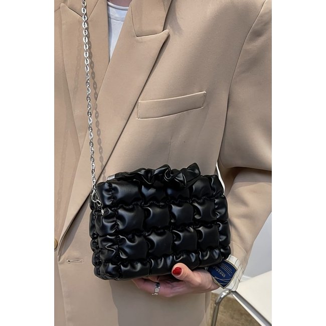 Blockierte Clutch mit plissierten Details