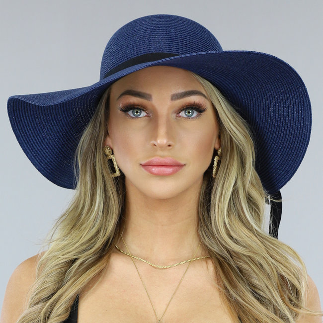 Stilvoller blauer Hut mit schwarzer Schleife