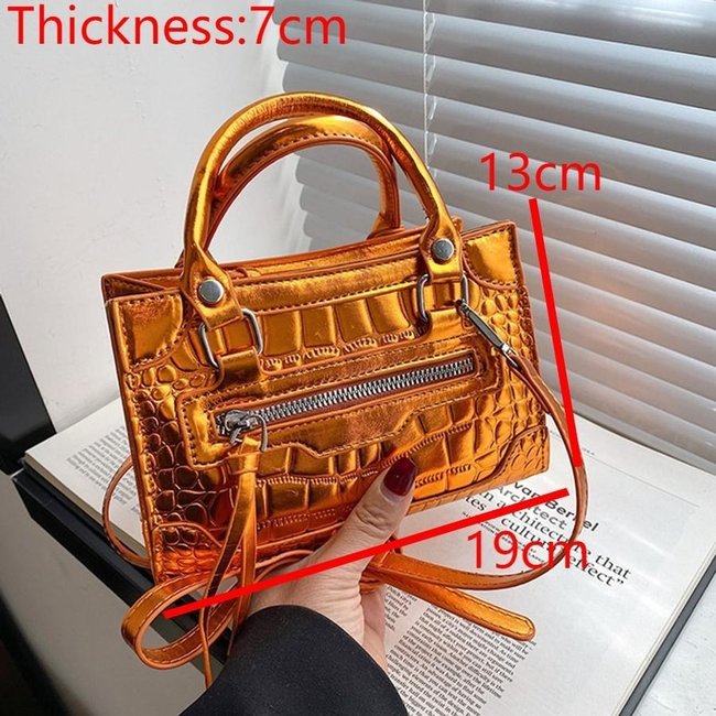 Orangefarbene Metallic-Tasche mit Muster