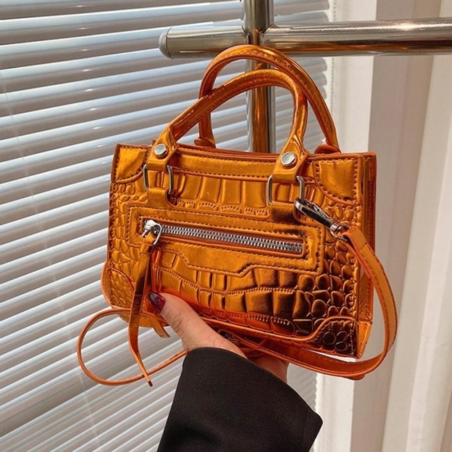 Orangefarbene Metallic-Tasche mit Muster