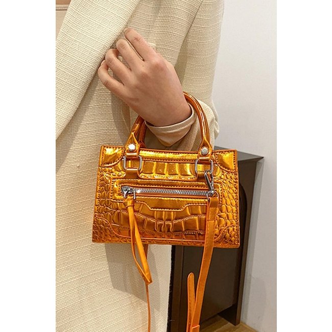 Orangefarbene Metallic-Tasche mit Muster