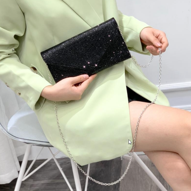 Schwarz mit Strass überzogene Clutch