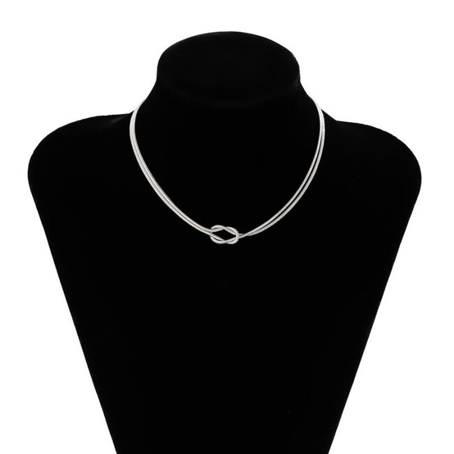 Silberne Halskette mit Knopf-Detail