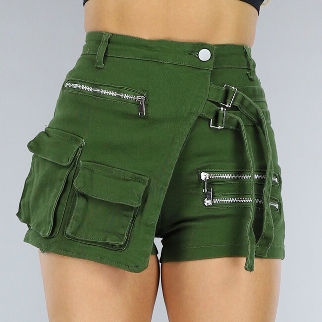 Grüne Cargoshorts mit Schnallendetail