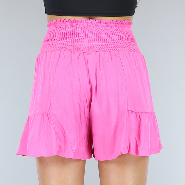 Kurze rosa Hose mit mehrlagigem Modell und Schleifendetail