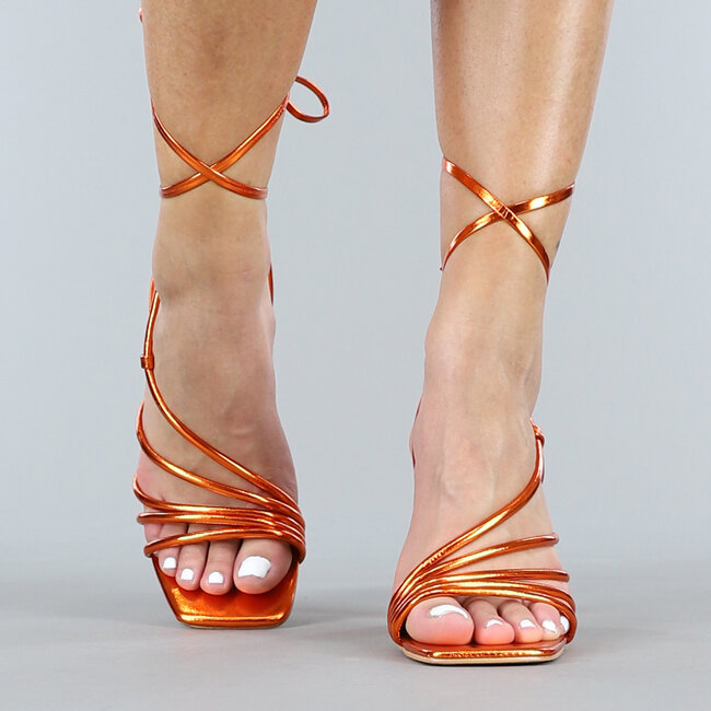 Metallische Wickel-Sandalen in Orange