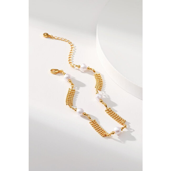 Goldfarbenes Knöchelarmband mit Perlen