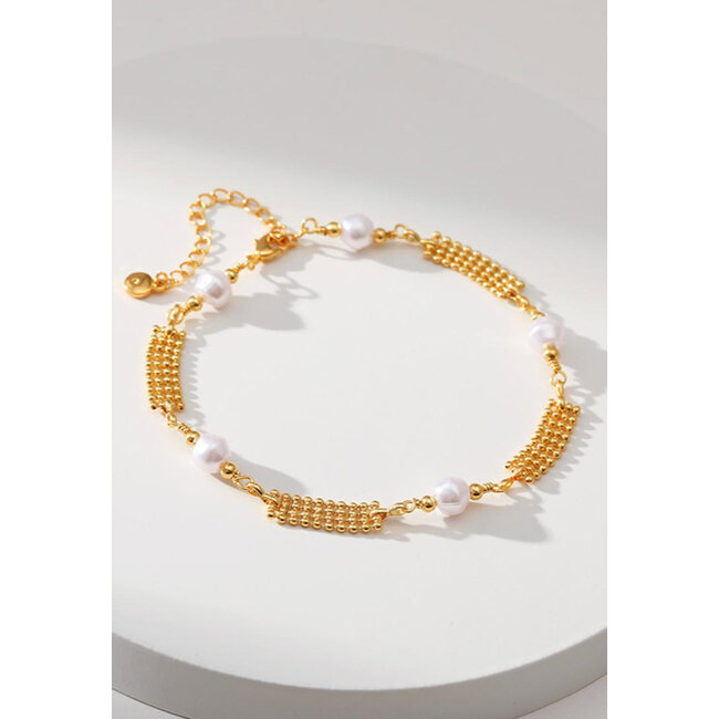 Goldfarbenes Knöchelarmband mit Perlen
