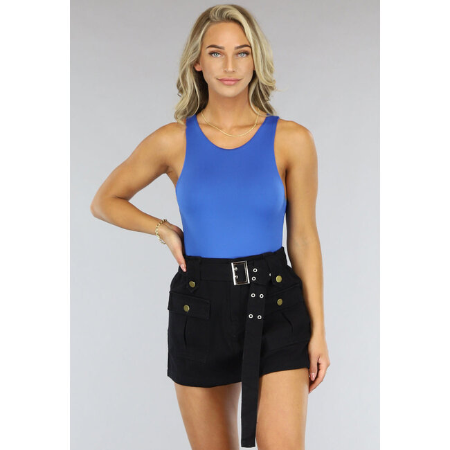 Blauer elastischer Bodysuit mit hohem Kragen