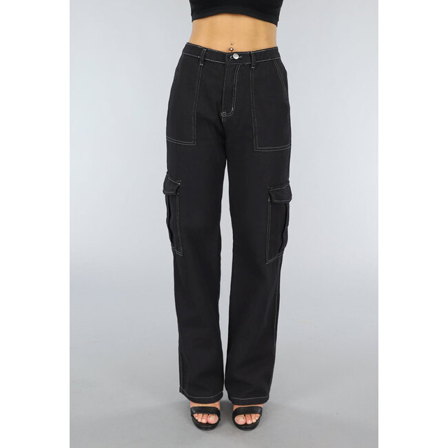 Große schwarze Baggy Cargo-Hose mit weißen Nähten