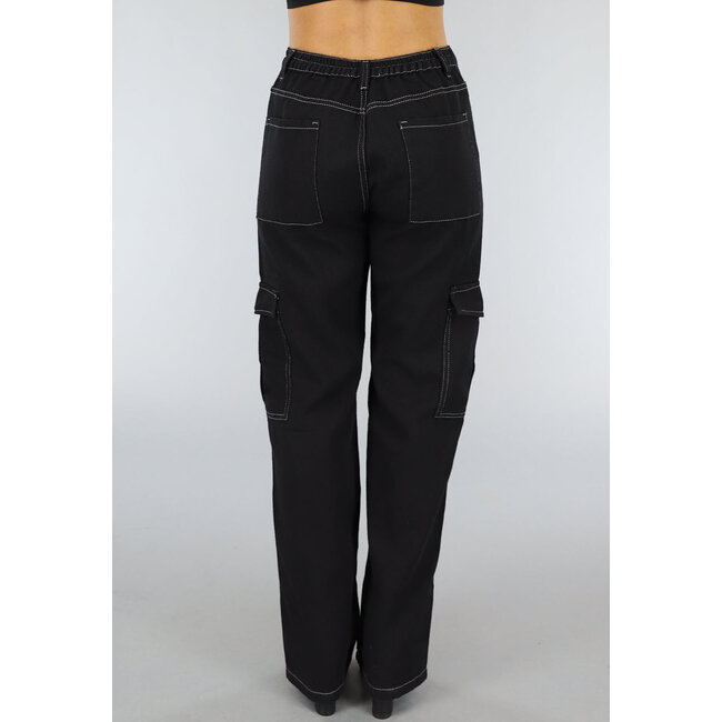 Große schwarze Baggy Cargo-Hose mit weißen Nähten