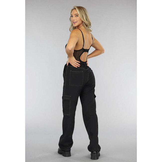 Große schwarze Baggy Cargo-Hose mit weißen Nähten