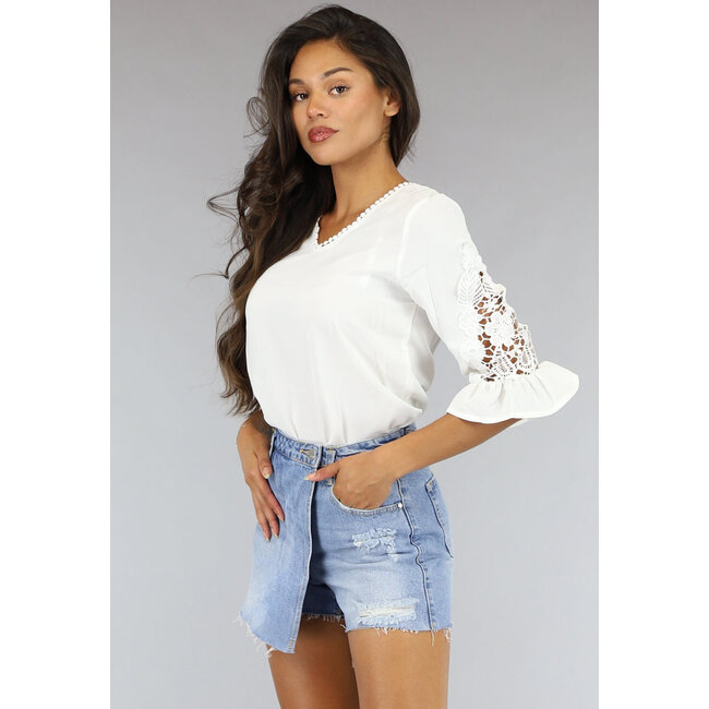 Weiße lockere Bluse mit gehäkelten Ärmeln