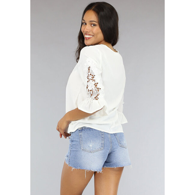 Weiße lockere Bluse mit gehäkelten Ärmeln