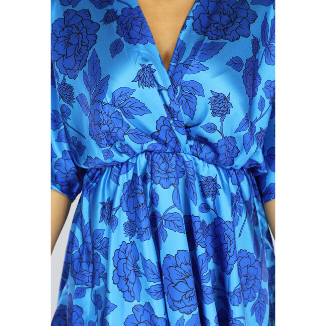 Blaues Satin Kleid mit geblümtem Revers
