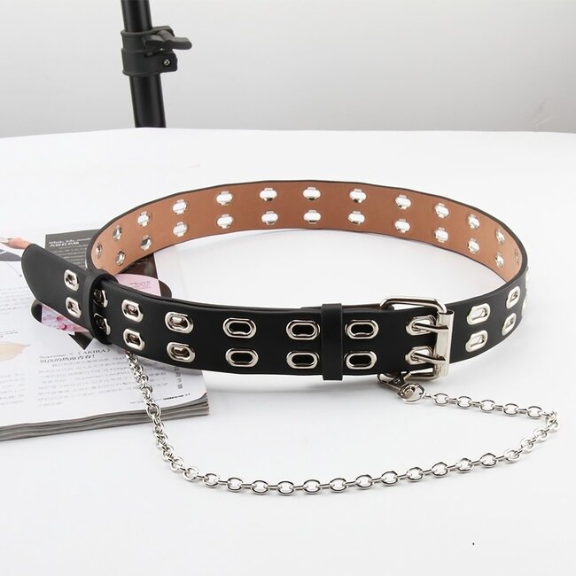 Schwarzer Gürtel mit doppelten Ringen und Kette