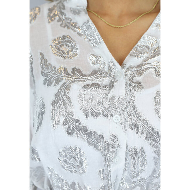 Weißes Ibiza-Kleid mit silbernen und goldenen Details