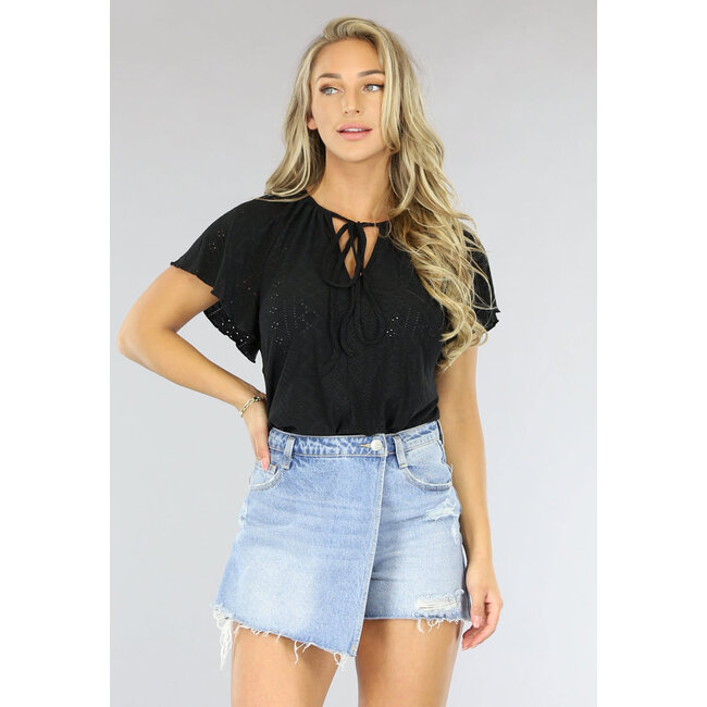 Schwarze, locker sitzende Broderie-Bluse mit Schleifendetail