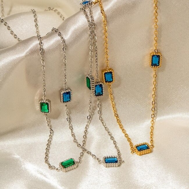 Silberne Halskette mit blauen Steinen
