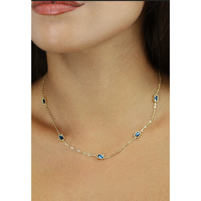Goldene Halskette mit blauen Steinen