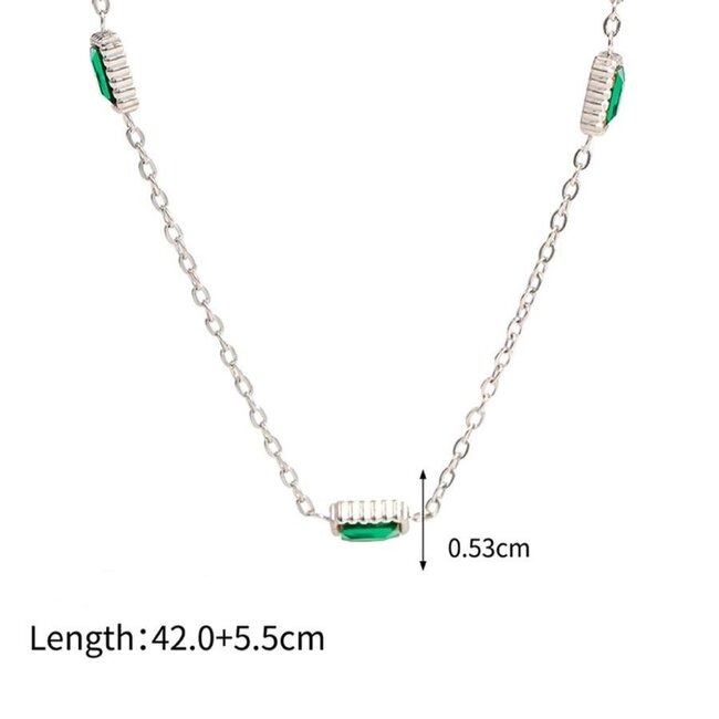 Silberne Halskette mit grünen Steinen