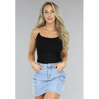 Schwarzes Rippen-Top mit transparenten Trägern